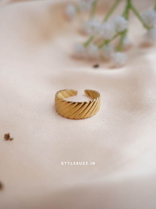 Anti Tarnish Gold Toned Classic Vintage Finger Ring