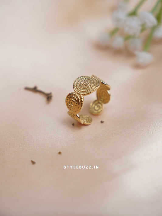 Anti Tarnish Gold Tone Attractive Finger Ring