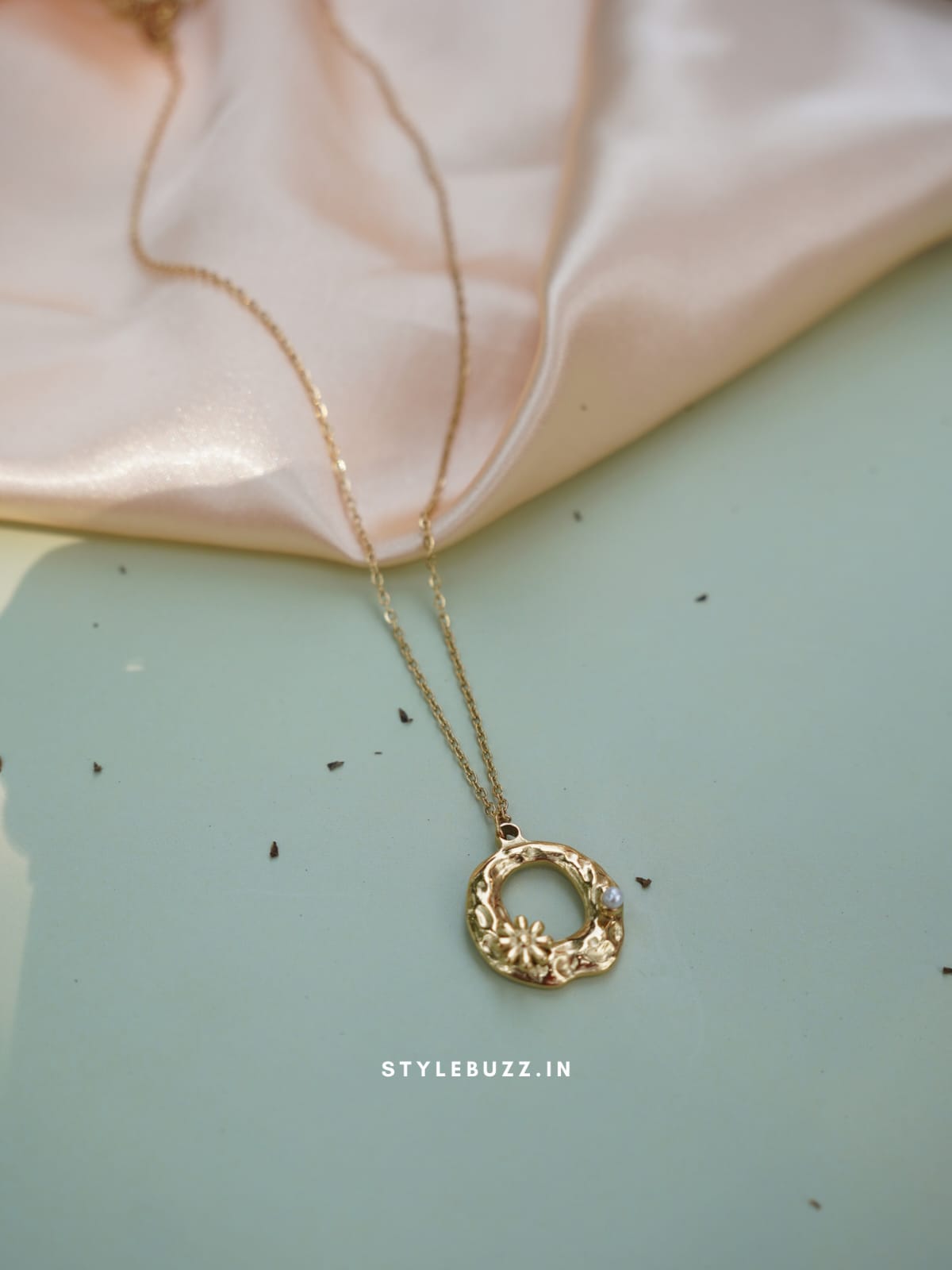 Anti Tarnish Gold Tone Pretty Flower Designed Necklace