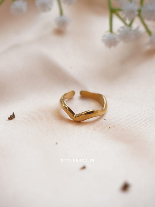 Anti Tarnish Gold Toned Wave Designed Finger Ring