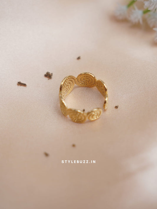 Anti Tarnish Gold Tone Attractive Finger Ring