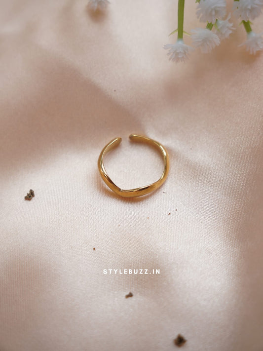 Anti Tarnish Gold Toned Wave Designed Finger Ring