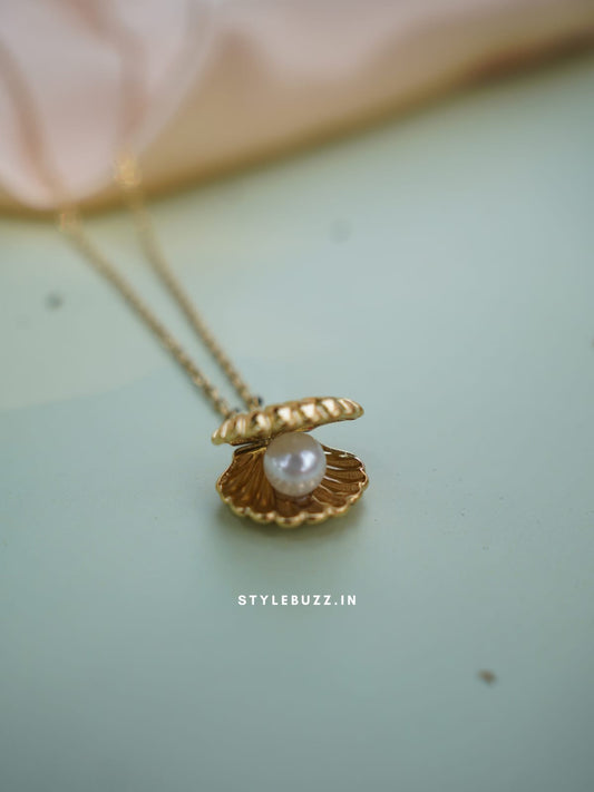 Anti Tarnish Sea Shell Designed Necklace With Vintage Pearl