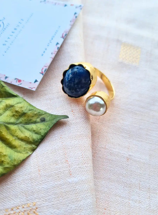 Golden Brass Eye-Catchy MOP Stone Finger Ring