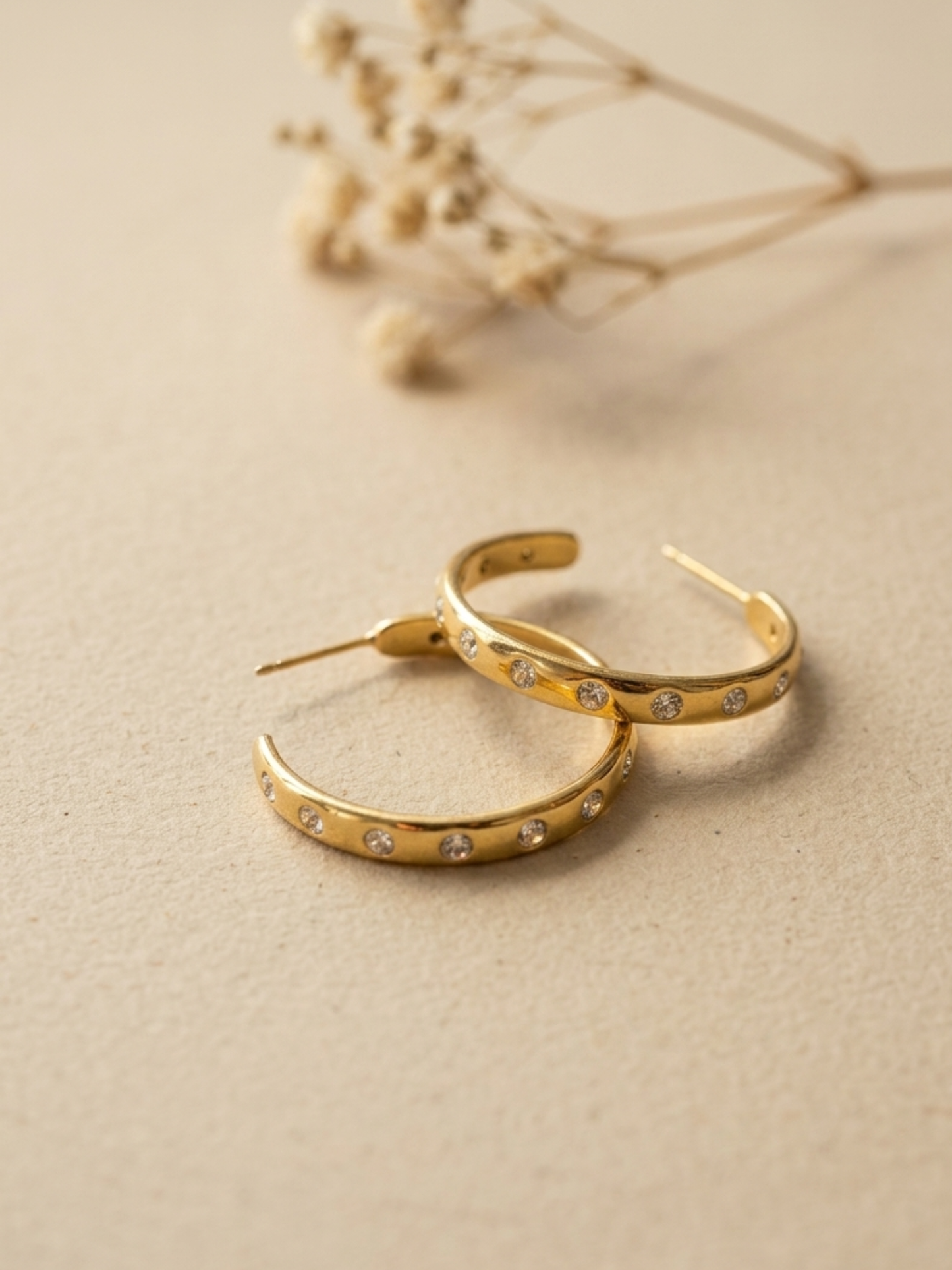Waterproof big ring with small stone