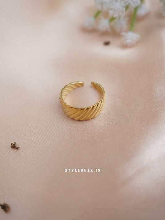 Anti Tarnish Gold Toned Classic Vintage Finger Ring