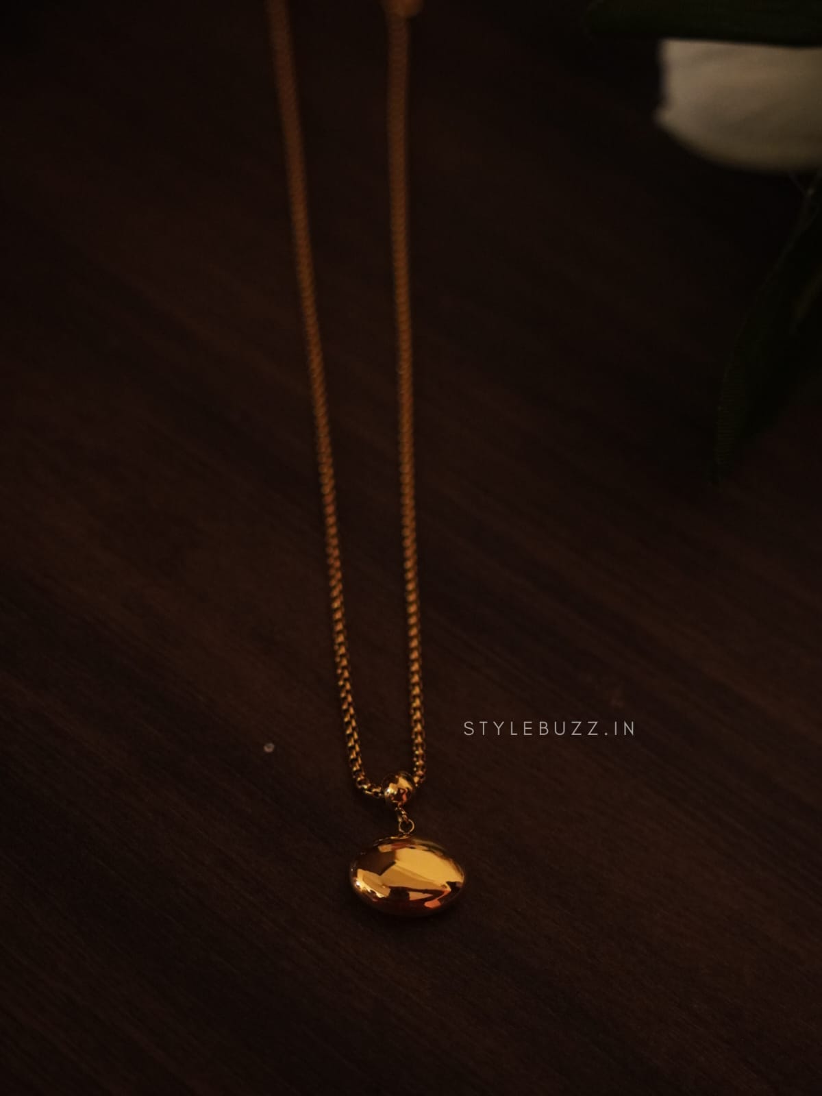 Anti Tarnish Chain With Oval Shaped Golden Locket