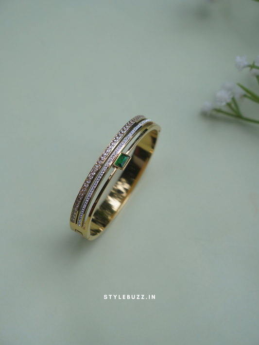 Anti tarnish waterproof white and green stone handcuff