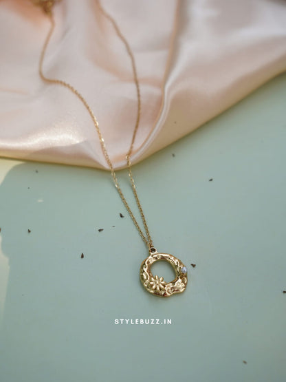 Anti Tarnish Gold Tone Pretty Flower Designed Necklace