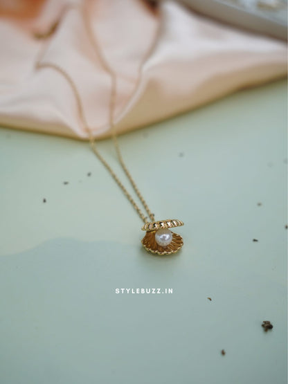 Anti Tarnish Sea Shell Designed Necklace With Vintage Pearl