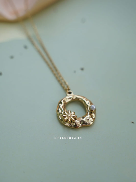 Anti Tarnish Gold Tone Pretty Flower Designed Necklace