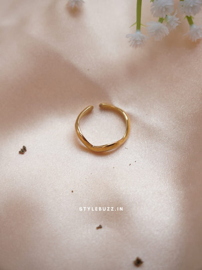 Anti Tarnish Gold Toned Wave Designed Finger Ring