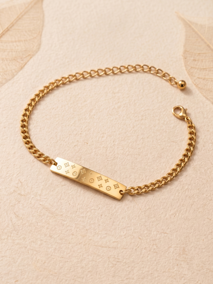 Gold bracelet with a bar clasp