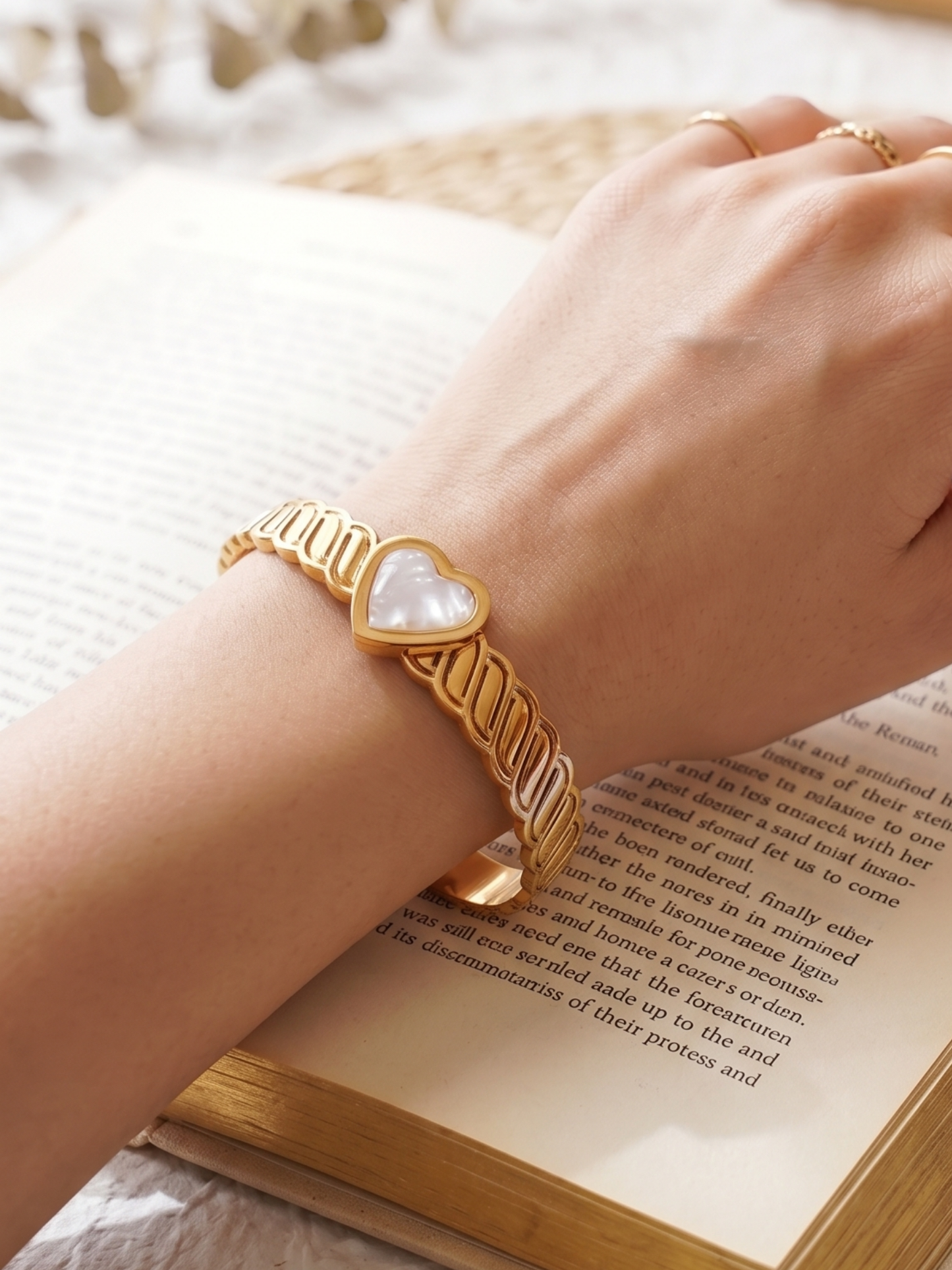 Gold bracelet with a heart-shaped gemstone
