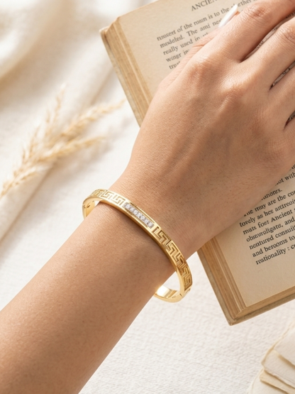 Gold bracelet with embedded stone 