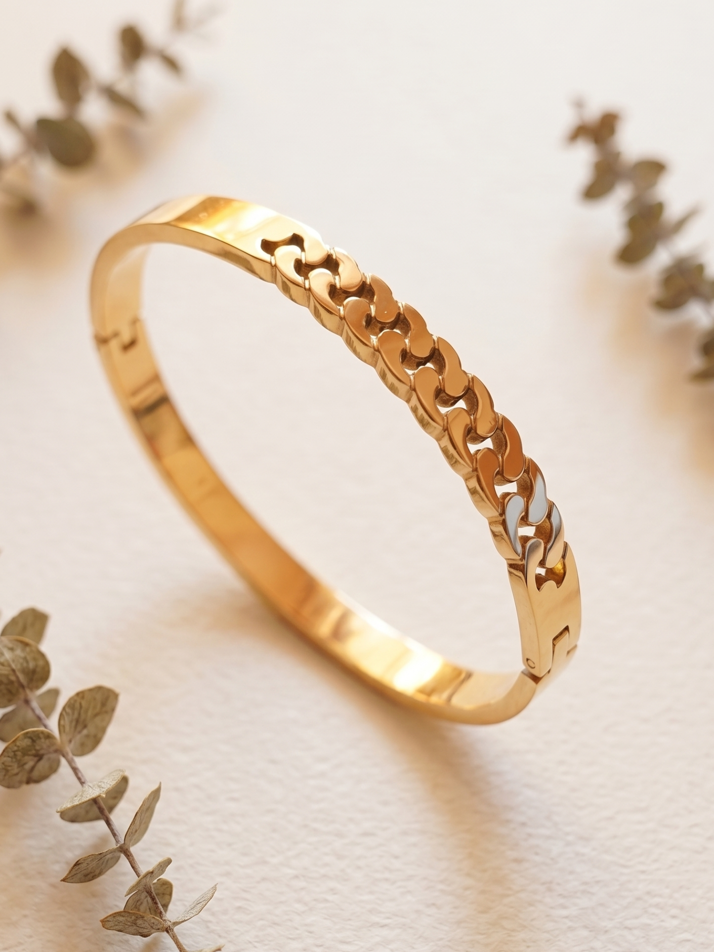 Gold chain design bracelet