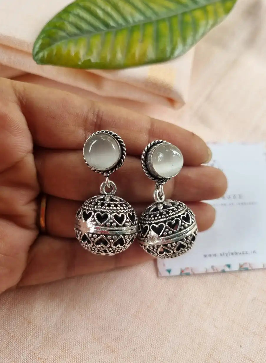 Replica Eye Catchy Grey Monalisha Stone Ball Earrings