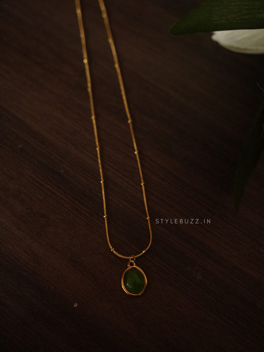 Anti Tarnish Trendy Chain With Green Colored Locket