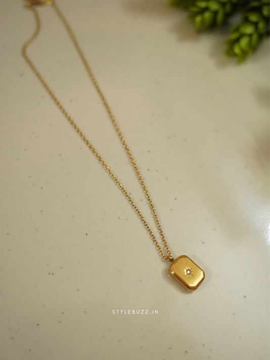 Anti Tarnish Gold Toned Necklace With  Classy Pendent