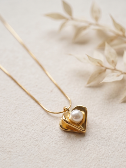 anti tarnish necklace with a heart-shaped pendant featuring a pearl