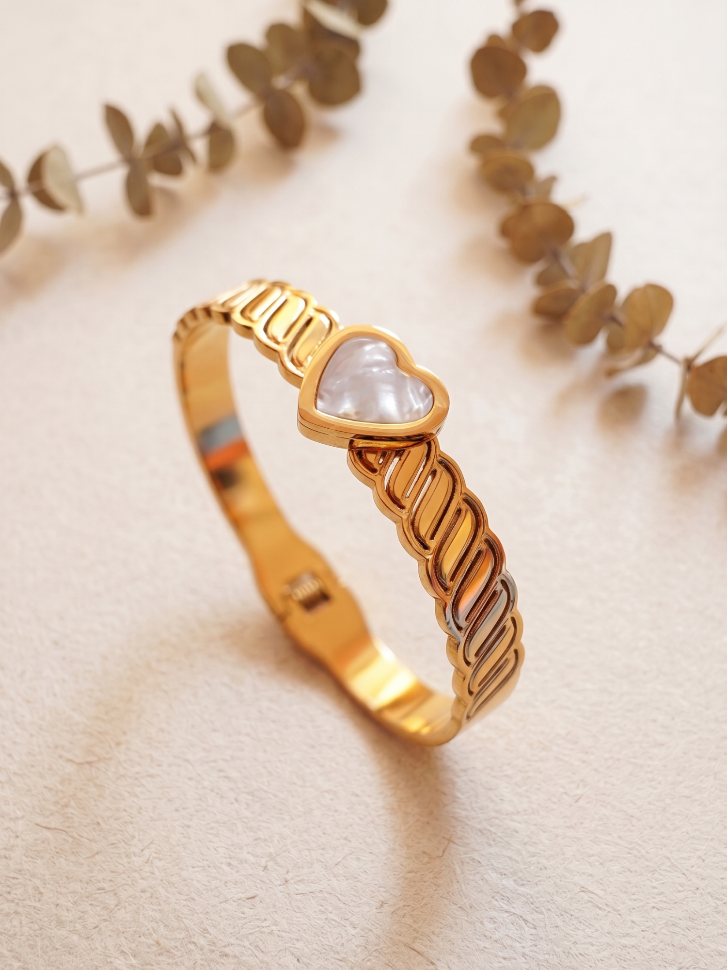 Gold bracelet with a heart-shaped gemstone
