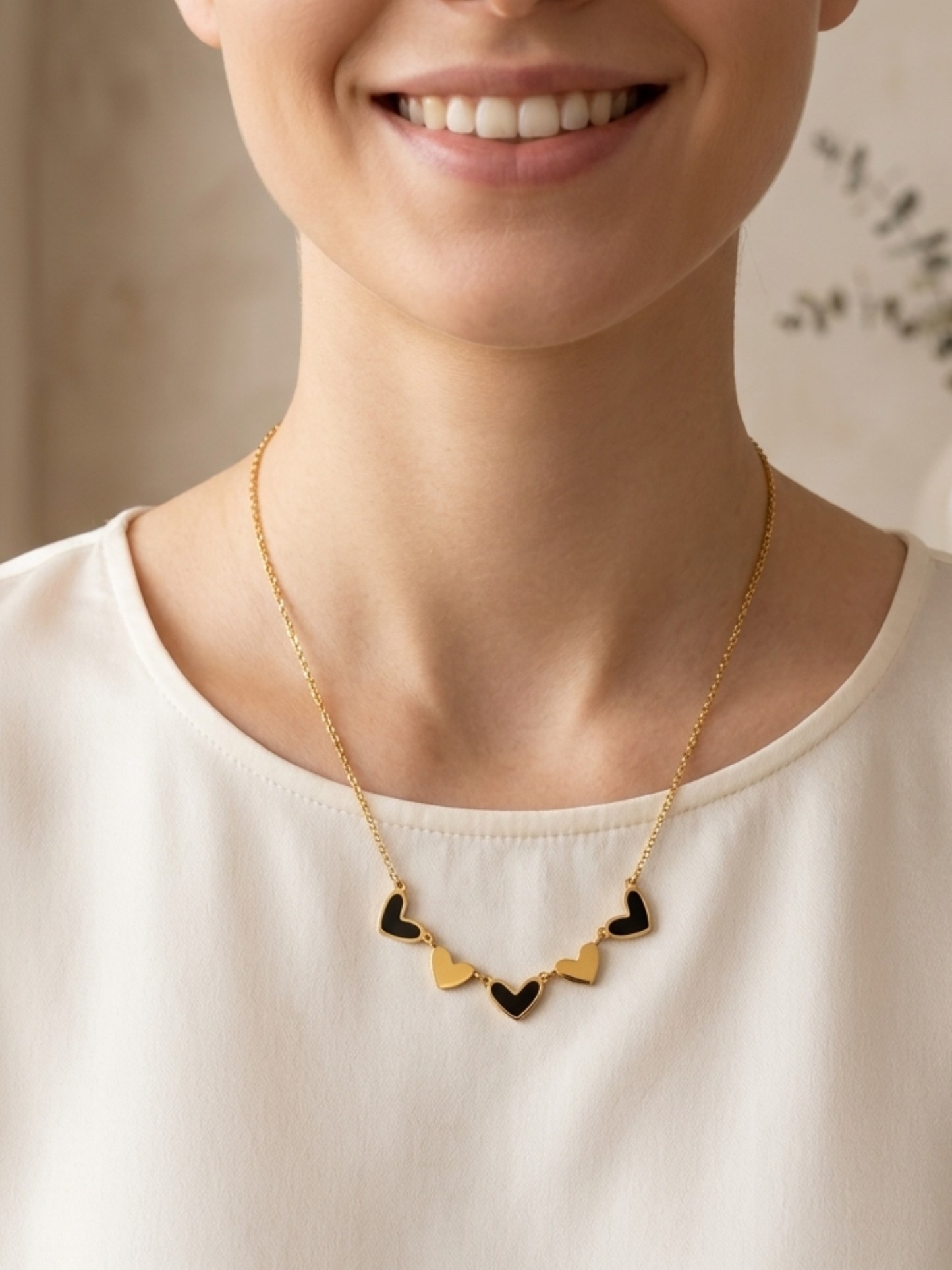 waterproofnecklace with heart-shaped pendants 