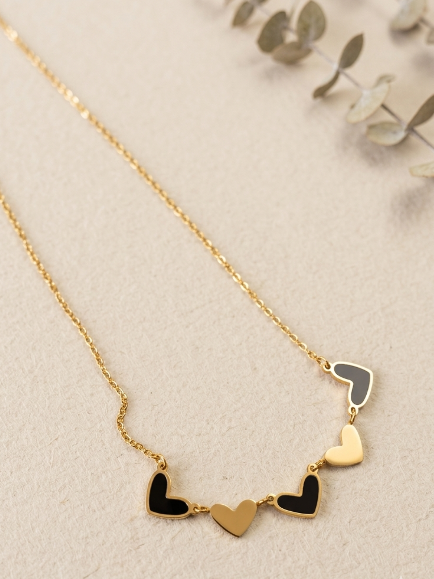 waterproofnecklace with heart-shaped pendants 